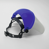 Das Bild zeigt eine Schutzvisier mit einem blauen Oberteil und einem transparenten Visier. Das Produkt ist für den Einsatz im Bildungswesen gedacht und bietet Schutz während experimenteller Tätigkeiten.