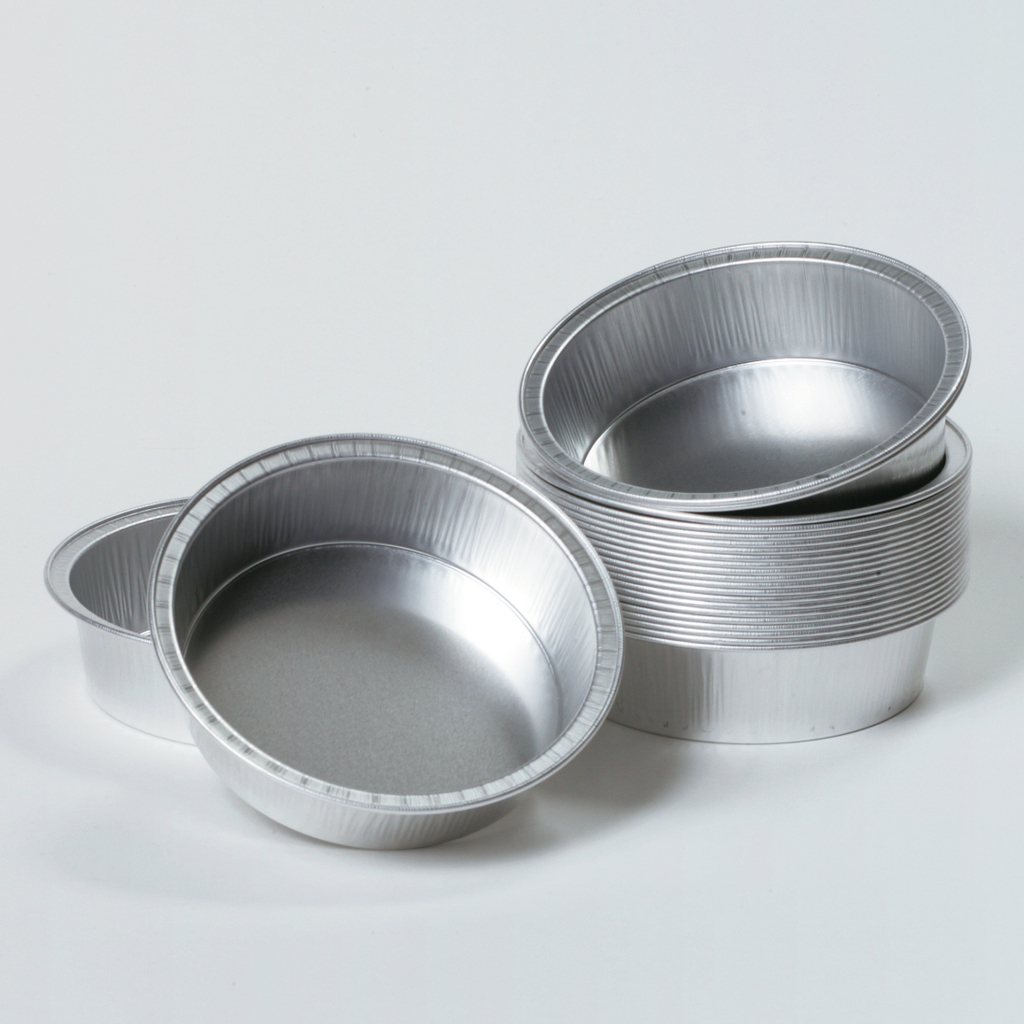 Das Bild zeigt eine Sammlung von runden, wiederverwendbaren Aluminiumformen, die übereinander gestapelt sind. Diese Behälter sind ideal für diverse Experimente und Anwendungen im Bildungswesen.