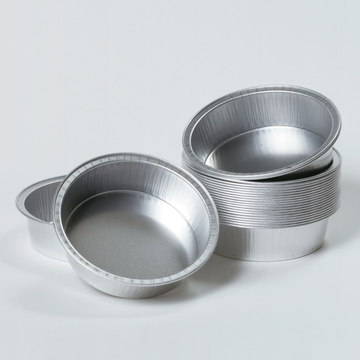 Das Bild zeigt eine Sammlung von runden, wiederverwendbaren Aluminiumformen, die übereinander gestapelt sind. Diese Behälter sind ideal für diverse Experimente und Anwendungen im Bildungswesen.