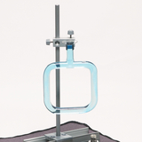 Das Bild zeigt eine experimentelle Apparatur mit einem transparenten, blauen Gefäß, das an einer stabilen Halterung montiert ist. Diese Vorrichtung wird möglicherweise für chemische oder physikalische Experimente im Bildungskontext verwendet.