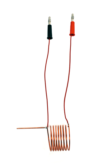Das Bild zeigt eine Kupferspule mit zwei Anschlusskabeln, einem roten und einem schwarzen, die für Experimente im Bereich Elektrizität und Magnetismus verwendet werden können. Die Spule ist spiralförmig gewickelt und hat einen geraden Anschluss für die Stromversorgung.