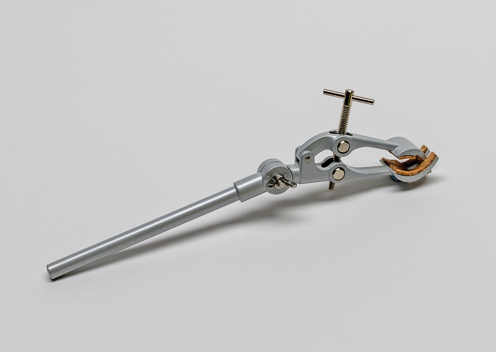 Das Bild zeigt ein silberfarbenes Experimentiergerät mit einem Hebelmechanismus und einer Klemme. Dieses Gerät ist vermutlich für physikalische Experimente im Bildungsbereich konzipiert und dient zum Halten oder Fixieren von Objekten.