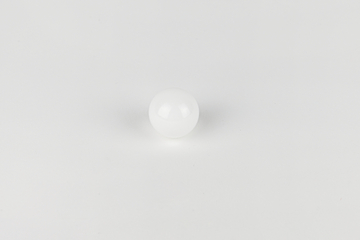 Das Bild zeigt eine kleine, weiße Kugel auf einer hellen Fläche. Diese Kugel ist vermutlich ein Experimentiermaterial, das in Bildungsprojekten eingesetzt werden kann, um verschiedene physikalische Konzepte zu demonstrieren.