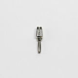 Das Bild zeigt eine kleine, metallische Gabel mit zwei prongartigen Spitzen, die typischerweise für wissenschaftliche Experimente oder zur Demonstration physikalischer Konzepte verwendet wird. Sie ist auf einem weißen Hintergrund platziert, was den Fokus auf das Werkzeug legt.