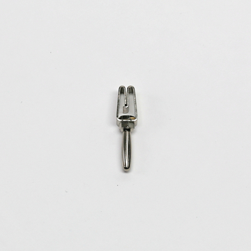 Das Bild zeigt eine kleine, metallische Gabel mit zwei prongartigen Spitzen, die typischerweise für wissenschaftliche Experimente oder zur Demonstration physikalischer Konzepte verwendet wird. Sie ist auf einem weißen Hintergrund platziert, was den Fokus auf das Werkzeug legt.