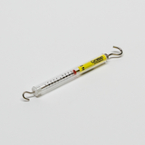 Das Bild zeigt eine Federwaage mit einem transparenten Gehäuse, die zur Messung von Kräften in Newton dient. Die Skala ist deutlich markiert, und die Waage besitzt zwei Haken zum Anbringen von Objekten.