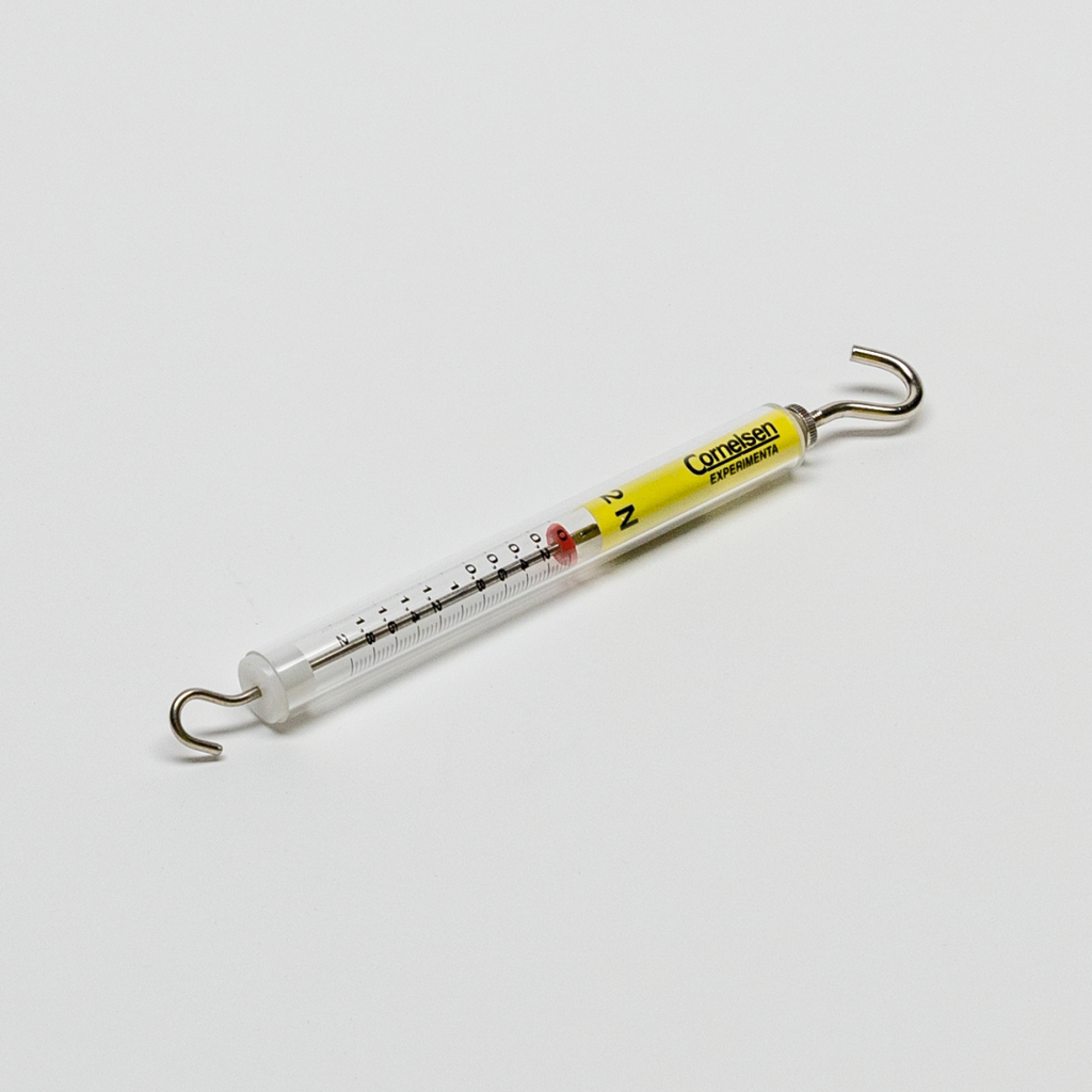 Das Bild zeigt eine Federwaage mit einem transparenten Gehäuse, die zur Messung von Kräften in Newton dient. Die Skala ist deutlich markiert, und die Waage besitzt zwei Haken zum Anbringen von Objekten.