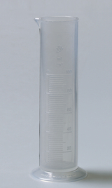 Das Bild zeigt ein transparentes Messzylinder mit einer Skala bis 100 ml. Er verfügt über eine breite Basis und eine Ausgießöffnung, ideal für chemische Experimente im Bildungsbereich.