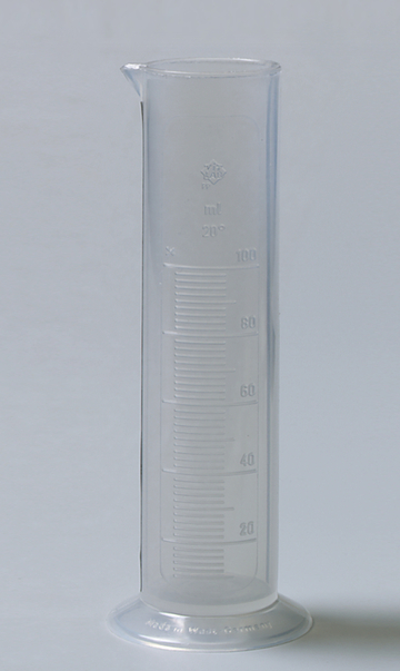 Das Bild zeigt ein transparentes Messzylinder mit einer Skala bis 100 ml. Er verfügt über eine breite Basis und eine Ausgießöffnung, ideal für chemische Experimente im Bildungsbereich.