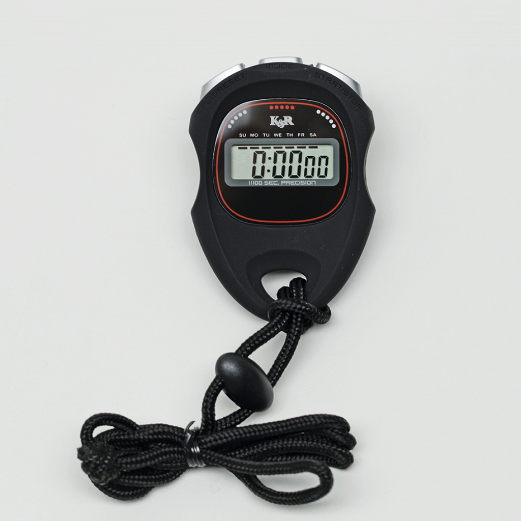 Das Bild zeigt einen digitalen Stoppuhr, Schwarz mit roten Akzenten, die präzise Zeiten messen kann. Sie verfügt über mehrere Tasten für Funktionen wie Start, Stopp und Zurücksetzen, und ist mit einem praktischen Band ausgestattet.