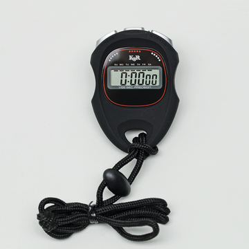 Das Bild zeigt einen digitalen Stoppuhr, Schwarz mit roten Akzenten, die präzise Zeiten messen kann. Sie verfügt über mehrere Tasten für Funktionen wie Start, Stopp und Zurücksetzen, und ist mit einem praktischen Band ausgestattet.