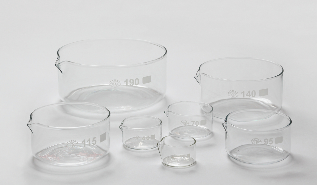 Das Bild zeigt eine Sammlung von Glasgefäßen unterschiedlicher Größen, die in einem Online-Shop für Experimentierbedarf angeboten werden. Jedes Gefäß hat eine klare Skala mit Zahlenangaben für das Volumen.