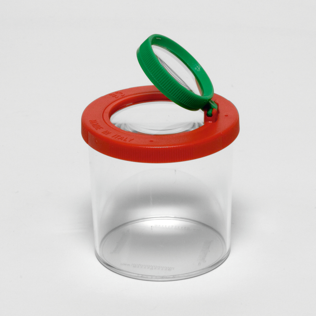 Das Bild zeigt einen transparenten Behälter mit einem roten Deckel und einer grünen Lupe. Der Behälter dient zur Aufbewahrung und Untersuchung von Objekten, ideal für schulische Experimente und Bildungszwecke.