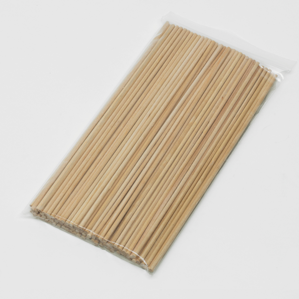 Das Bild zeigt ein Paket mit zahlreichen Holzstäbchen, die in einer transparenten Verpackung aufbewahrt sind. Diese Stäbchen eignen sich ideal für verschiedene Experimente und kreative Projekte im Bildungsbereich.