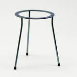 Das Bild zeigt ein stabil konstruiertes Stativ aus Metall mit drei Beinen und einem runden Oberteil. Es ist geeignet für Experimentieranwendungen im Bildungsbereich, um verschiedene Geräte sicher zu halten.