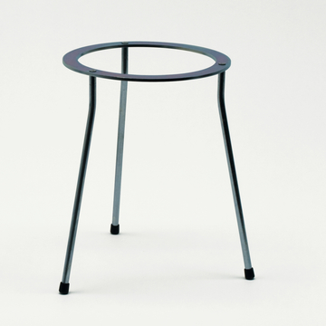 Das Bild zeigt ein stabil konstruiertes Stativ aus Metall mit drei Beinen und einem runden Oberteil. Es ist geeignet für Experimentieranwendungen im Bildungsbereich, um verschiedene Geräte sicher zu halten.