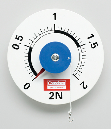 Das Bild zeigt eine Zugkraftmessskala mit einer Skala von 0 bis 2 Newton. Sie ist mit einem blauen Rad ausgestattet und verfügt über einen Haken, um Objekte zum Messen der Zugkraft aufzuhängen.