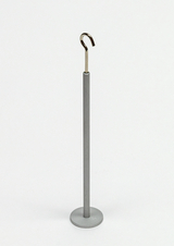 Das Bild zeigt einen stabilen Ständer mit einem metallischen Haken an der Oberseite, der auf einer runden Basis montiert ist. Dieses Experimentiergerät wird häufig im Unterricht verwendet, um verschiedene chemische oder physikalische Experimente durchzuführen.