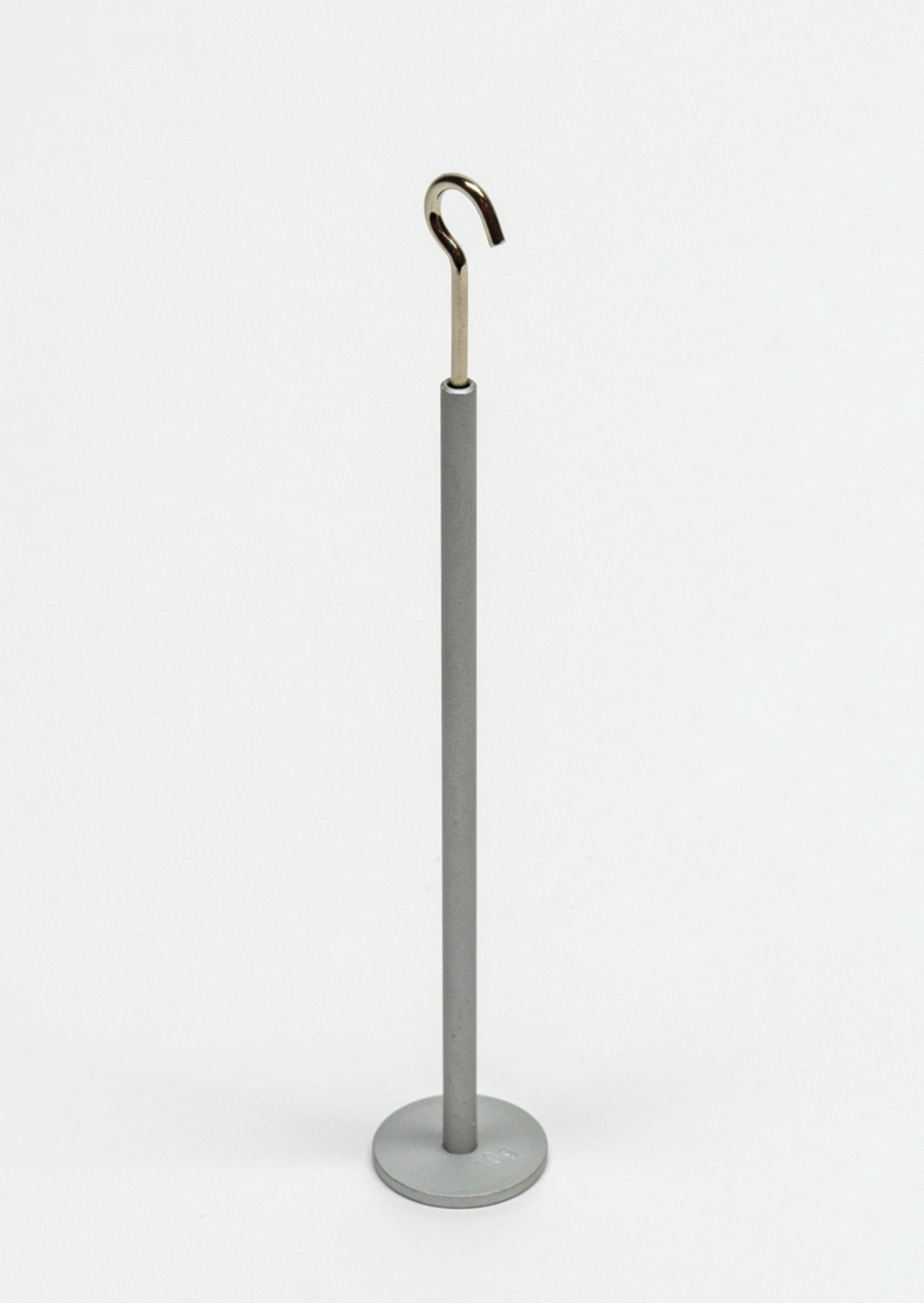 Das Bild zeigt einen stabilen Ständer mit einem metallischen Haken an der Oberseite, der auf einer runden Basis montiert ist. Dieses Experimentiergerät wird häufig im Unterricht verwendet, um verschiedene chemische oder physikalische Experimente durchzuführen.