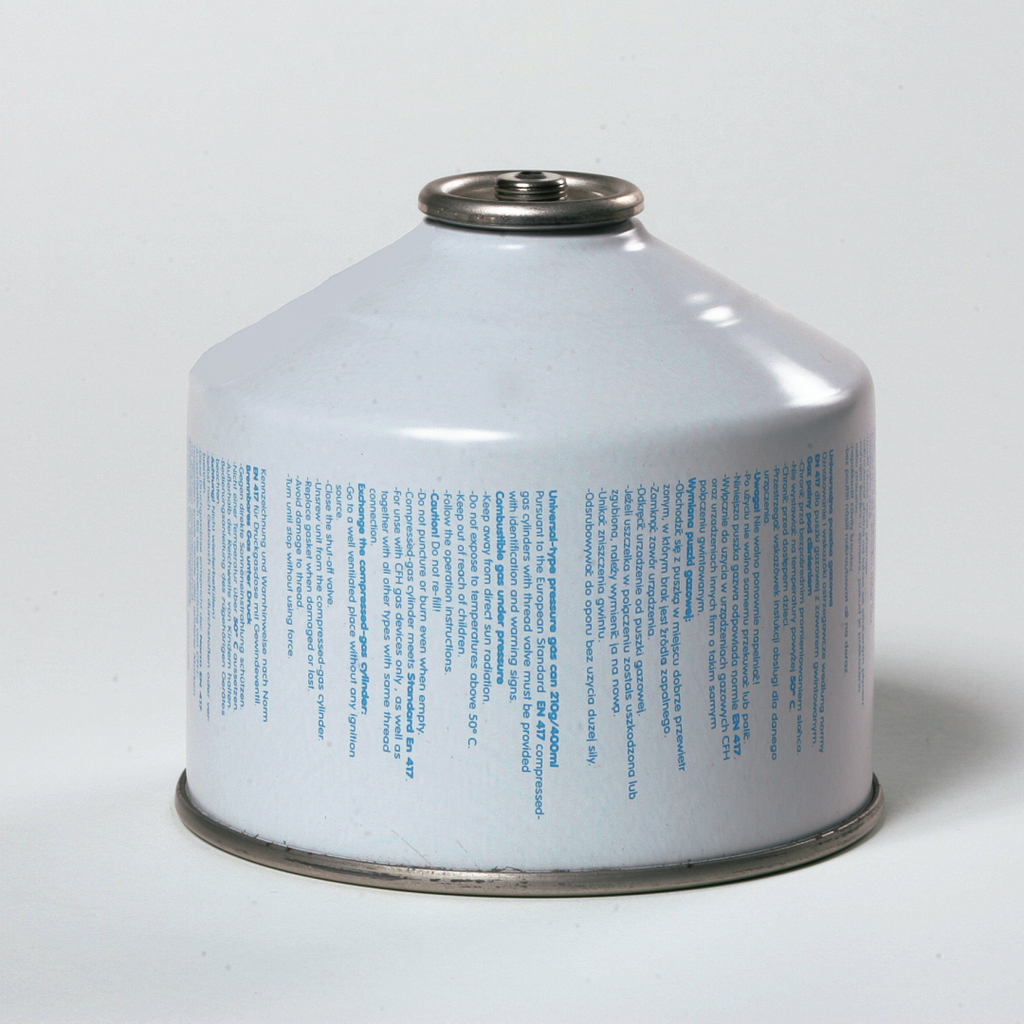 Das Bild zeigt eine weiße Gaskartusche mit einem metallenen Ventilaufsatz. Auf der Oberfläche sind mehrere Informationen und Sicherheitshinweise in blauer Schrift aufgedruckt.