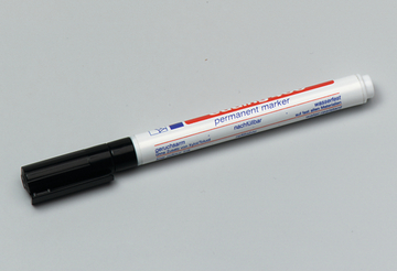 Das Bild zeigt einen permanenten Marker mit einem schwarzen Kappenteil. Der Marker ist geruchlos, wasserfest und nachfüllbar, ideal für den Einsatz im Bildungswesen.