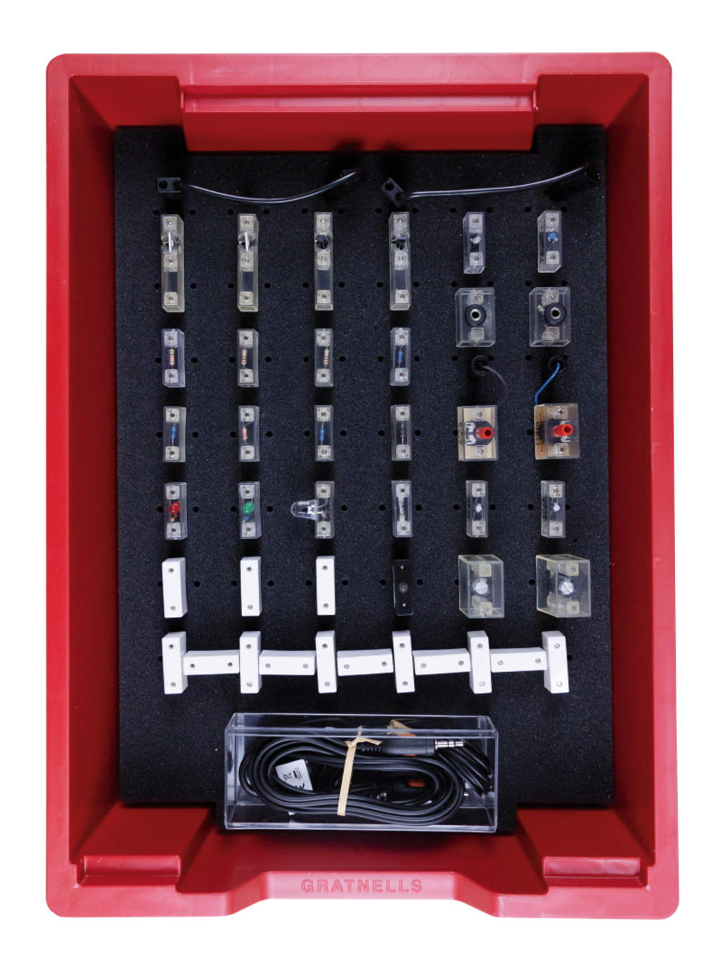 Das Bild zeigt ein Set von Versuchsaufbauten in einer roten Aufbewahrungsbox, das aus verschiedenen elektrischen Komponenten und Verbindungsstücken besteht. Die Teile sind übersichtlich auf einem gepolsterten Untergrund angeordnet, um die Organisation zu erleichtern.