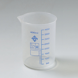 Das Bild zeigt einen transparenten Messbecher mit einem Fassungsvermögen von 400 ml. Er ist mit Skalen für verschiedene Volumina beschriftet und aus robustem Kunststoff gefertigt, geeignet für den Einsatz im Bildungsbereich.