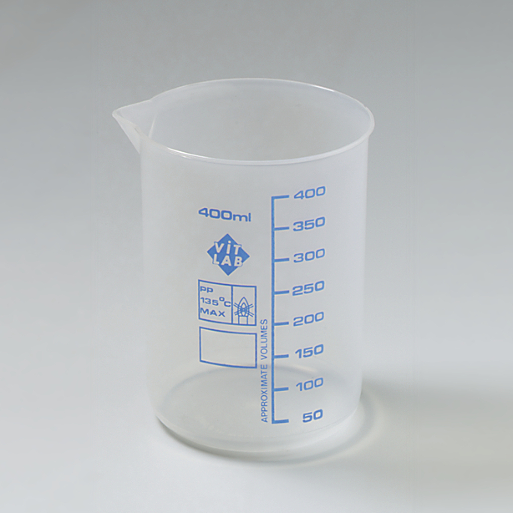 Das Bild zeigt einen transparenten Messbecher mit einem Fassungsvermögen von 400 ml. Er ist mit Skalen für verschiedene Volumina beschriftet und aus robustem Kunststoff gefertigt, geeignet für den Einsatz im Bildungsbereich.