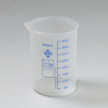 Das Bild zeigt einen transparenten Messbecher mit einem Fassungsvermögen von 400 ml. Er ist mit Skalen für verschiedene Volumina beschriftet und aus robustem Kunststoff gefertigt, geeignet für den Einsatz im Bildungsbereich.