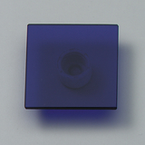 Das Bild zeigt eine quadratische, blauen Glasplatte mit einer Vertiefung in der Mitte. Diese könnte für Experimente im Bereich Optik oder Lichtbrechung verwendet werden.