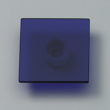 Das Bild zeigt eine quadratische, blauen Glasplatte mit einer Vertiefung in der Mitte. Diese könnte für Experimente im Bereich Optik oder Lichtbrechung verwendet werden.