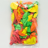 Das Bild zeigt einen transparenten Beutel voller bunter Luftballons in verschiedenen Farben wie Gelb, Grün, Orange und Rot. Diese Ballons sind für Experimentierzwecke im Bildungsbereich vorgesehen.