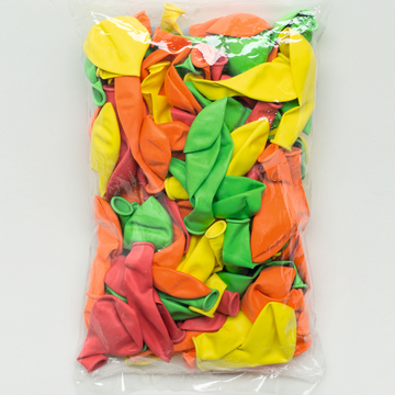 Das Bild zeigt einen transparenten Beutel voller bunter Luftballons in verschiedenen Farben wie Gelb, Grün, Orange und Rot. Diese Ballons sind für Experimentierzwecke im Bildungsbereich vorgesehen.