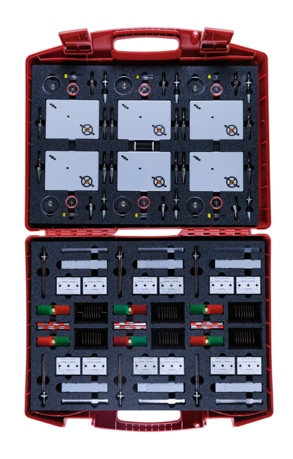 Das Bild zeigt einen roten Koffer, der eine Vielzahl von Experimentiermaterialien enthält. Die Ausstattung umfasst verschiedene Messgeräte und Zubehörteile, die für den Einsatz im Bildungsbereich vorgesehen sind.