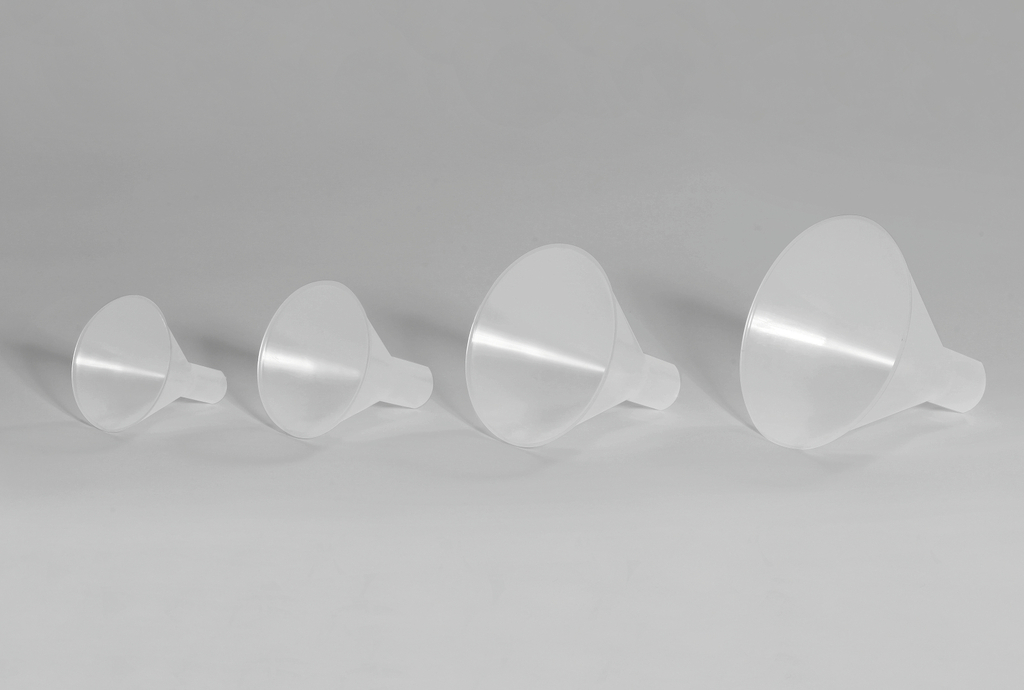 Das Bild zeigt eine Reihe von vier transparenten Trichtern in unterschiedlichen Größen. Sie sind aus Kunststoff gefertigt und eignen sich für das einfache Umfüllen von Flüssigkeiten oder festen Stoffen in Experimenten.