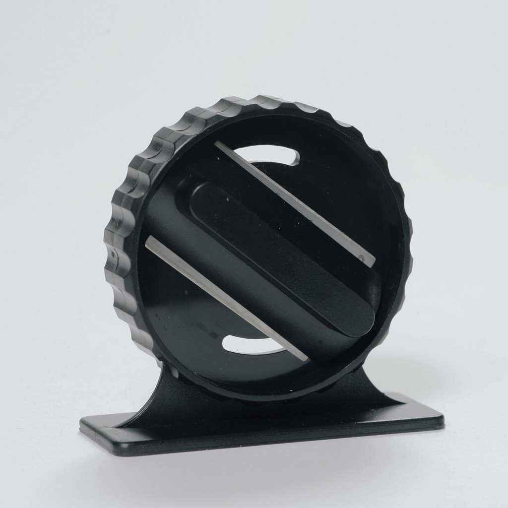 Das Bild zeigt einen schwarzen Halter, der eine kreisförmige Öffnung aufweist, in der zwei Metallstreifen sichtbar sind. Dieser Artikel könnte in Experimenten zur Demonstration physikalischer Prinzipien eingesetzt werden.
