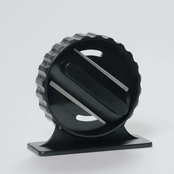 Das Bild zeigt einen schwarzen Halter, der eine kreisförmige Öffnung aufweist, in der zwei Metallstreifen sichtbar sind. Dieser Artikel könnte in Experimenten zur Demonstration physikalischer Prinzipien eingesetzt werden.