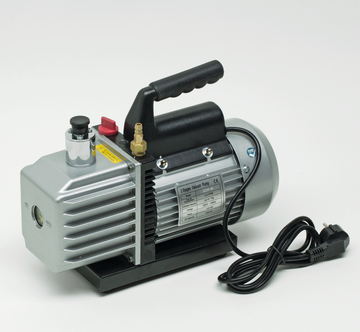 Das Bild zeigt eine doppeltwirkende Vakuumpumpe, die in einem Online-Shop für Experimentierbedarf angeboten wird. Die Pumpe ist silberfarben, hat einen stabilen Griff und verschiedene Anschlüsse für den Einsatz in Laboren oder Experimenten.