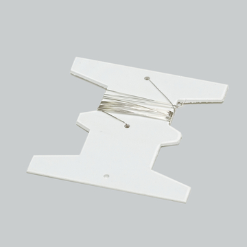 Das Bild zeigt eine weiße Kunststoffplatte mit eingebauten Drahtwicklungen, die für experimentelle Zwecke im Bildungswesen verwendet wird. Die spezielle Form der Platte ermöglicht eine einfache Handhabung und Anwendung in verschiedenen Experimenten.