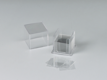 Das Bild zeigt einen transparenten Behälter mit dazugehörigen Objektträgern. Der Behälter ist geöffnet und enthält mehrere dünne Platten, die für experimentelle Zwecke im Bildungswesen verwendet werden.