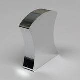 Das Bild zeigt ein glänzendes, metalliches Objekt mit einer geschwungenen Form, das in einem Experimentierumfeld verwendet werden könnte. Es könnte sich um ein wissenschaftliches Instrument oder eine Halterung handeln, die für Bildungszwecke konzipiert ist.