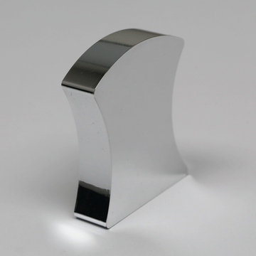 Das Bild zeigt ein glänzendes, metalliches Objekt mit einer geschwungenen Form, das in einem Experimentierumfeld verwendet werden könnte. Es könnte sich um ein wissenschaftliches Instrument oder eine Halterung handeln, die für Bildungszwecke konzipiert ist.