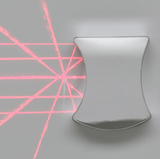 Das Bild zeigt einen Laser, der auf eine hohlspiegelartige Fläche trifft und mehrere Lichtstrahlen erzeugt. Diese Strahlen brechen sich und strahlen in verschiedene Richtungen, was als anschauliches Experiment zur Lichtreflexion dienen kann.