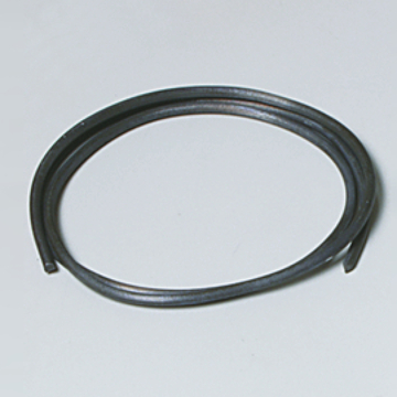 Das Bild zeigt einen schmalen, runden Metallring, der aus zwei nahtlos gewundenen Drahtbögen besteht. Er könnte für experimentelle Zwecke im Bildungsbereich verwendet werden, möglicherweise zur Durchführung von physikalischen oder chemischen Experimenten.