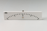 Das Bild zeigt ein einfaches, weißes Messinstrument mit einer halbrunden Skala und schwarzen Markierungen. Es dient wahrscheinlich zur Messung von Winkeln oder Neigungen und ist für den Einsatz im Bildungsbereich konzipiert.