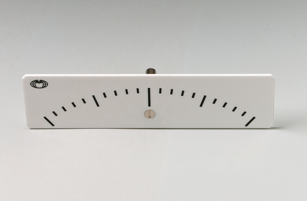 Das Bild zeigt ein einfaches, weißes Messinstrument mit einer halbrunden Skala und schwarzen Markierungen. Es dient wahrscheinlich zur Messung von Winkeln oder Neigungen und ist für den Einsatz im Bildungsbereich konzipiert.