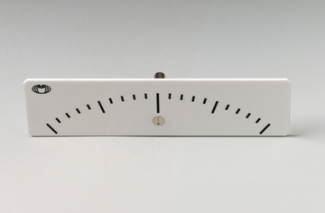 Das Bild zeigt ein einfaches, weißes Messinstrument mit einer halbrunden Skala und schwarzen Markierungen. Es dient wahrscheinlich zur Messung von Winkeln oder Neigungen und ist für den Einsatz im Bildungsbereich konzipiert.
