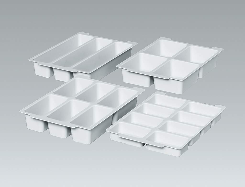 Das Bild zeigt mehrere weiße Kunststoffplatten mit separaten Fächern, die für Experimente verwendet werden können. Die Platten sind in verschiedenen Größen und Konfigurationen angeordnet und eignen sich ideal für den Unterricht in Naturwissenschaften.