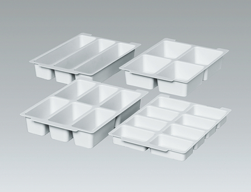 Das Bild zeigt mehrere weiße Kunststoffplatten mit separaten Fächern, die für Experimente verwendet werden können. Die Platten sind in verschiedenen Größen und Konfigurationen angeordnet und eignen sich ideal für den Unterricht in Naturwissenschaften.