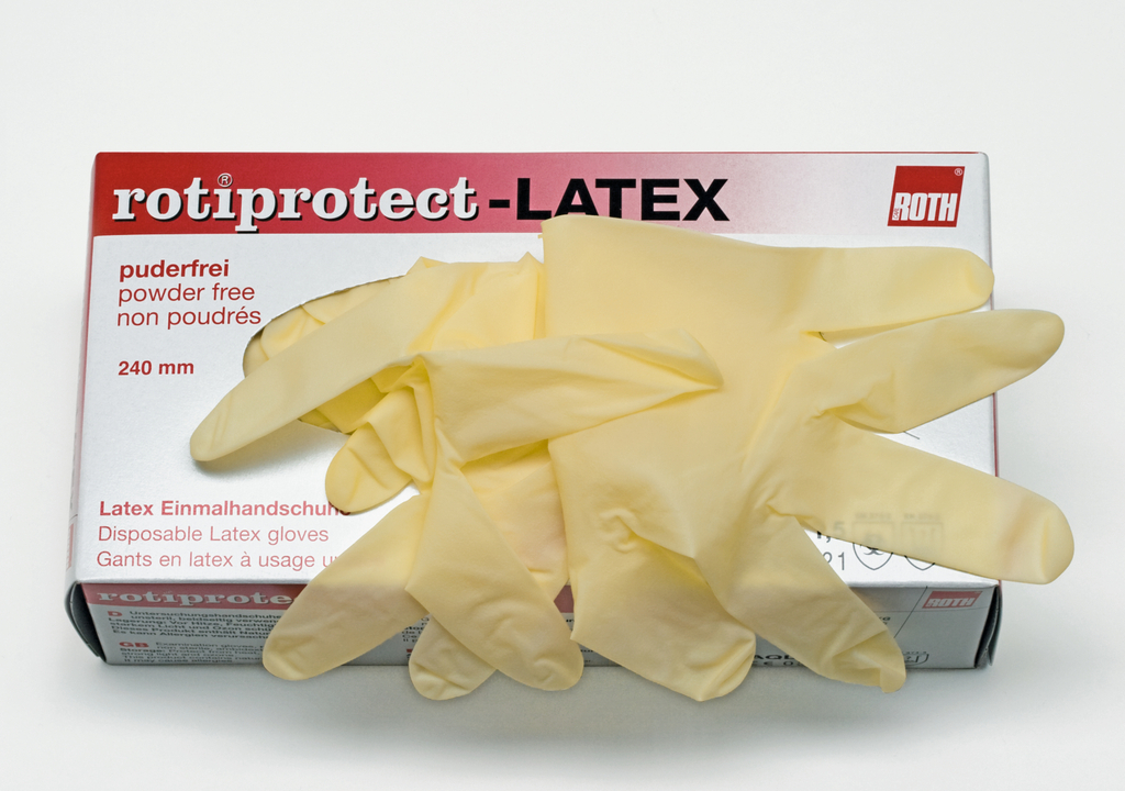 Das Bild zeigt eine Packung mit puderfreien Latexhandschuhen, die für den Einsatz in Experimenten gedacht sind. Sie liegen teilweise offen auf der Verpackung, die klar als Rotiprotekt-Latex-Handschuhe gekennzeichnet ist.